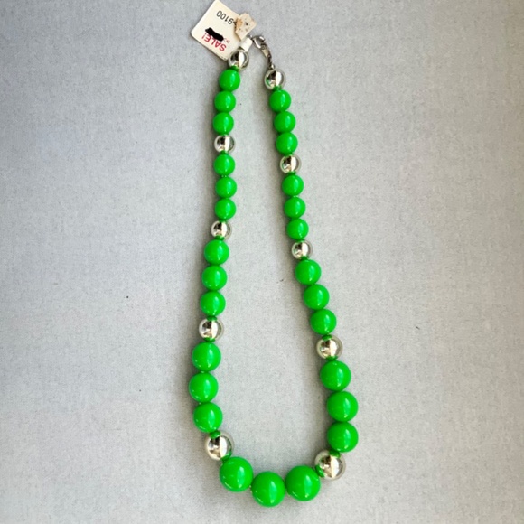 VINTAGE GREEN & SILVER GRADUATED ROUND BEAD NECKLACE 16” LONG NWT - Picture 2 of 3